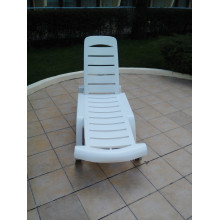 Пластмасов шезлонг на едро бял