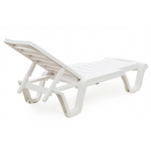 Пластмасов шезлонг на едро бял